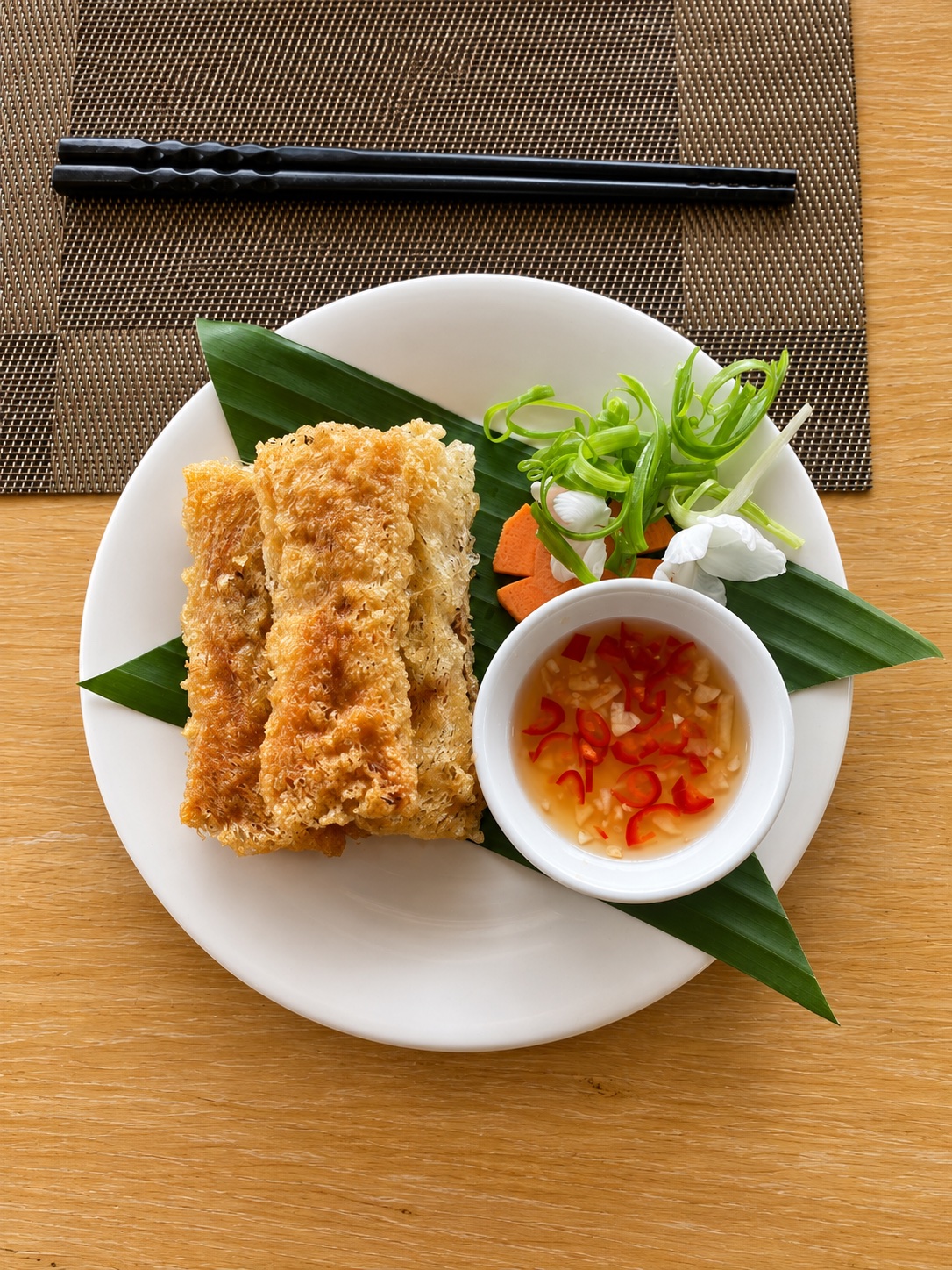 Crispy Vietnamese fried spring rolls served with dipping sauce